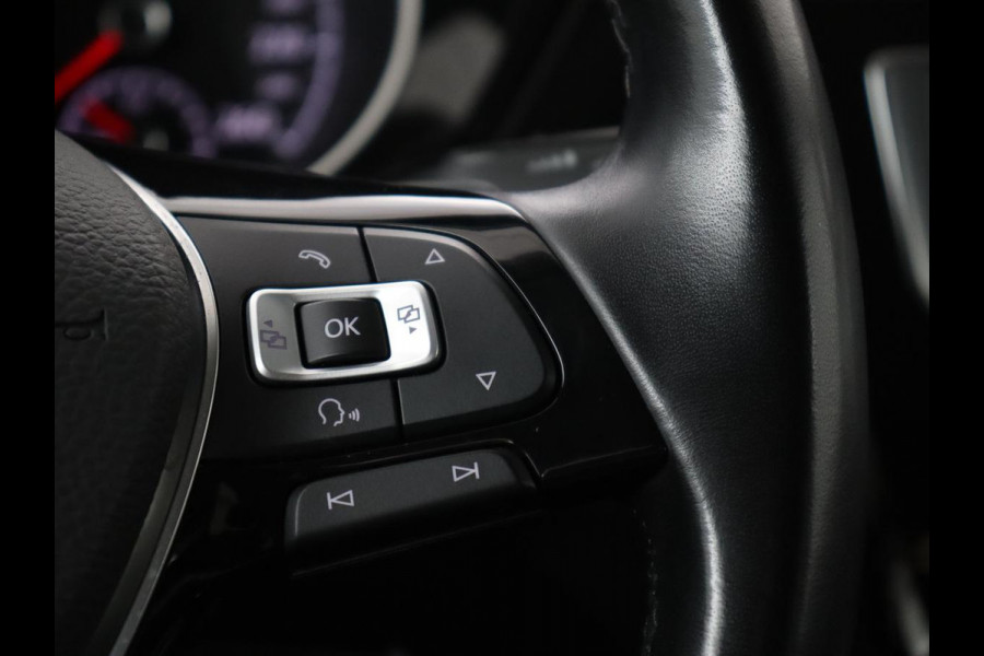 Volkswagen Touran 1.4 TSI R Line 7-persoons | Automaat | Stoelverwarming | Trekhaak | Camera | Massage | Adaptief LED | Parkeerhulp | Adaptive cruise
