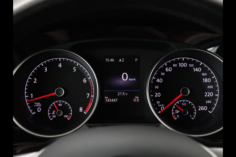 Volkswagen Touran 1.4 TSI R Line 7-persoons | Automaat | Stoelverwarming | Trekhaak | Camera | Massage | Adaptief LED | Parkeerhulp | Adaptive cruise