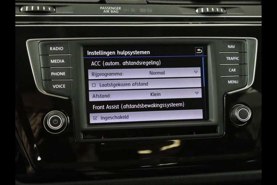 Volkswagen Touran 1.4 TSI R Line 7-persoons | Automaat | Stoelverwarming | Trekhaak | Camera | Massage | Adaptief LED | Parkeerhulp | Adaptive cruise