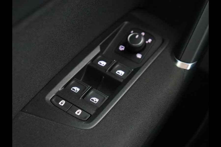 Volkswagen Touran 1.4 TSI R Line 7-persoons | Automaat | Stoelverwarming | Trekhaak | Camera | Massage | Adaptief LED | Parkeerhulp | Adaptive cruise
