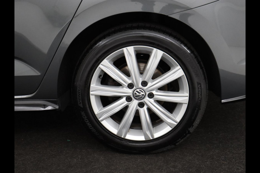 Volkswagen Touran 1.4 TSI R Line 7-persoons | Automaat | Stoelverwarming | Trekhaak | Camera | Massage | Adaptief LED | Parkeerhulp | Adaptive cruise
