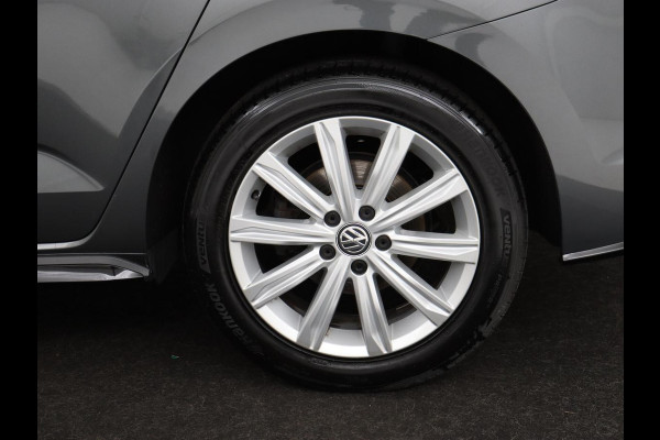 Volkswagen Touran 1.4 TSI R Line 7-persoons | Automaat | Stoelverwarming | Trekhaak | Camera | Massage | Adaptief LED | Parkeerhulp | Adaptive cruise