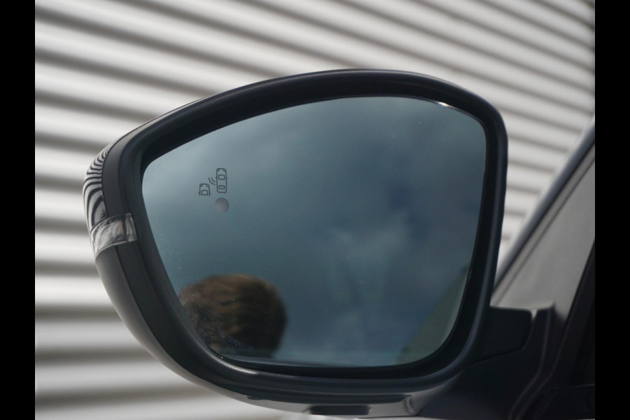 Peugeot 208 1.2 Hybrid 110 e-DCS6 GT Alcantara interieur