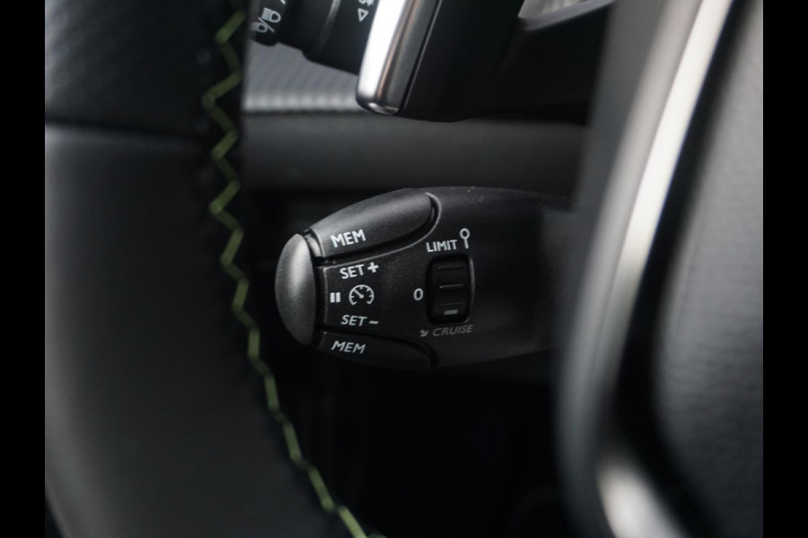 Peugeot 208 1.2 Hybrid 110 e-DCS6 GT Alcantara interieur
