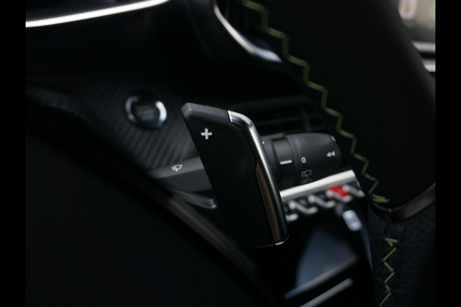 Peugeot 208 1.2 Hybrid 110 e-DCS6 GT Alcantara interieur