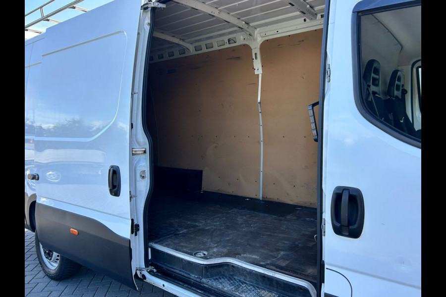 Iveco Daily 35S18 3.0 180 PK HI-MATIC AUTOM / L4H2 / 3500 KG AHG / 3 ZITS / AIRCO / NAVI / CRUISE