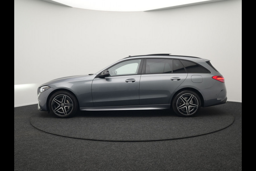 Mercedes-Benz C-Klasse Estate 300 e AMG Night Plug In Hybrid 320pk Dealer O.H. PHEV | Panodak | Trekhaak af Fabriek | Alcantara Sportstoelen Verwarmd | Sfeerverlichting | Navigatie | Apple Carplay | Virtual | Camera | DAB |