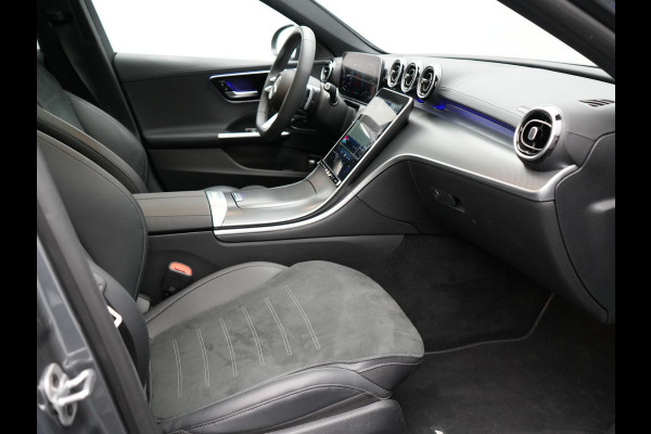 Mercedes-Benz C-Klasse Estate 300 e AMG Night Plug In Hybrid 320pk Dealer O.H. PHEV | Panodak | Trekhaak af Fabriek | Alcantara Sportstoelen Verwarmd | Sfeerverlichting | Navigatie | Apple Carplay | Virtual | Camera | DAB |