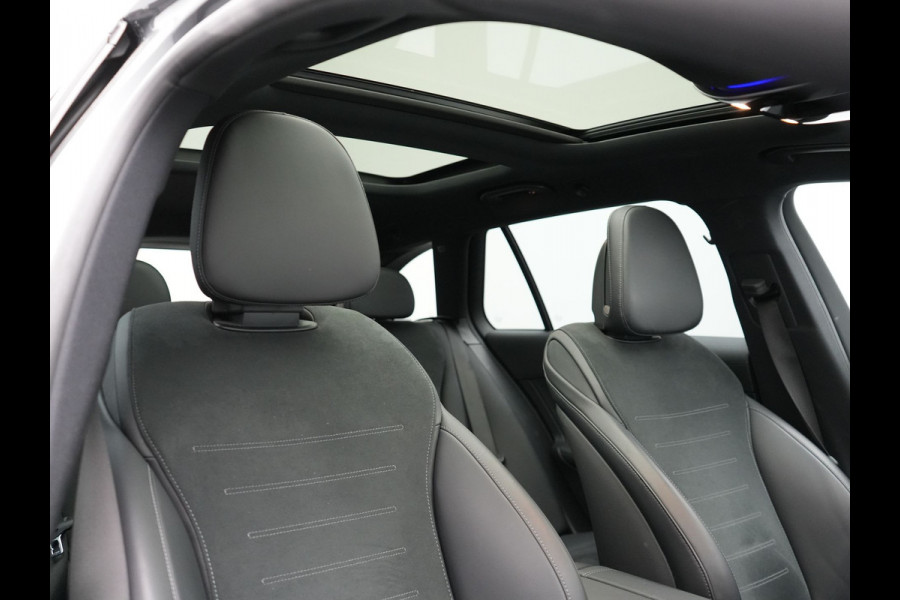 Mercedes-Benz C-Klasse Estate 300 e AMG Night Plug In Hybrid 320pk Dealer O.H. PHEV | Panodak | Trekhaak af Fabriek | Alcantara Sportstoelen Verwarmd | Sfeerverlichting | Navigatie | Apple Carplay | Virtual | Camera | DAB |