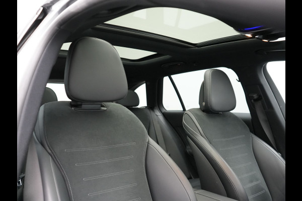Mercedes-Benz C-Klasse Estate 300 e AMG Night Plug In Hybrid 320pk Dealer O.H. PHEV | Panodak | Trekhaak af Fabriek | Alcantara Sportstoelen Verwarmd | Sfeerverlichting | Navigatie | Apple Carplay | Virtual | Camera | DAB |