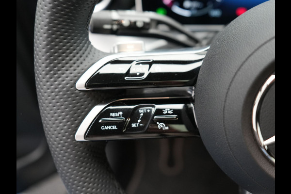 Mercedes-Benz C-Klasse Estate 300 e AMG Night Plug In Hybrid 320pk Dealer O.H. PHEV | Panodak | Trekhaak af Fabriek | Alcantara Sportstoelen Verwarmd | Sfeerverlichting | Navigatie | Apple Carplay | Virtual | Camera | DAB |