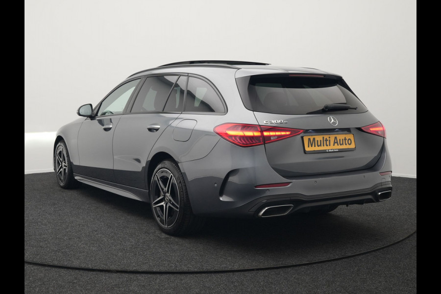 Mercedes-Benz C-Klasse Estate 300 e AMG Night Plug In Hybrid 320pk Dealer O.H. PHEV | Panodak | Trekhaak af Fabriek | Alcantara Sportstoelen Verwarmd | Sfeerverlichting | Navigatie | Apple Carplay | Virtual | Camera | DAB |