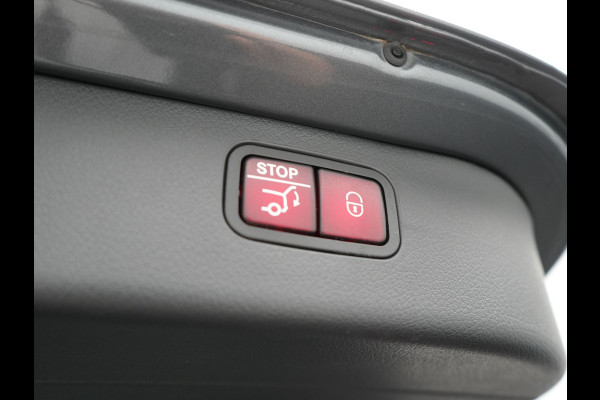 Mercedes-Benz C-Klasse Estate 300 e AMG Night Plug In Hybrid 320pk Dealer O.H. PHEV | Panodak | Trekhaak af Fabriek | Alcantara Sportstoelen Verwarmd | Sfeerverlichting | Navigatie | Apple Carplay | Virtual | Camera | DAB |