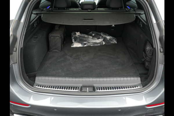 Mercedes-Benz C-Klasse Estate 300 e AMG Night Plug In Hybrid 320pk Dealer O.H. PHEV | Panodak | Trekhaak af Fabriek | Alcantara Sportstoelen Verwarmd | Sfeerverlichting | Navigatie | Apple Carplay | Virtual | Camera | DAB |