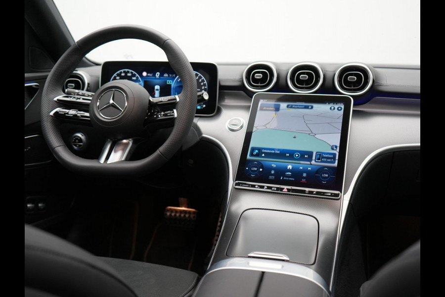 Mercedes-Benz C-Klasse Estate 300 e AMG Night Plug In Hybrid 320pk Dealer O.H. PHEV | Panodak | Trekhaak af Fabriek | Alcantara Sportstoelen Verwarmd | Sfeerverlichting | Navigatie | Apple Carplay | Virtual | Camera | DAB |