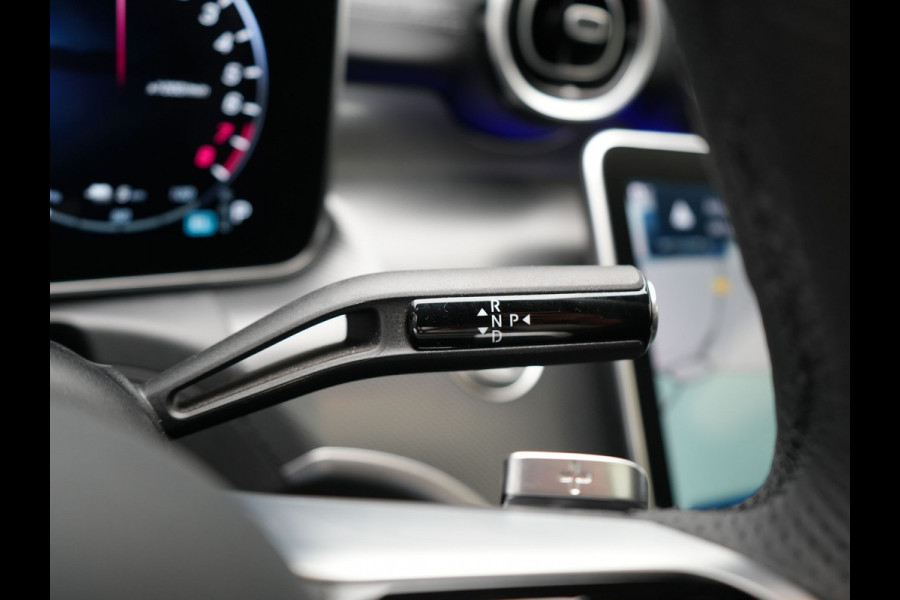 Mercedes-Benz C-Klasse Estate 300 e AMG Night Plug In Hybrid 320pk Dealer O.H. PHEV | Panodak | Trekhaak af Fabriek | Alcantara Sportstoelen Verwarmd | Sfeerverlichting | Navigatie | Apple Carplay | Virtual | Camera | DAB |