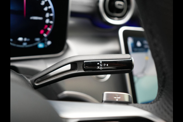 Mercedes-Benz C-Klasse Estate 300 e AMG Night Plug In Hybrid 320pk Dealer O.H. PHEV | Panodak | Trekhaak af Fabriek | Alcantara Sportstoelen Verwarmd | Sfeerverlichting | Navigatie | Apple Carplay | Virtual | Camera | DAB |