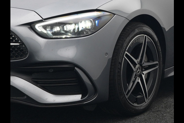Mercedes-Benz C-Klasse Estate 300 e AMG Night Plug In Hybrid 320pk Dealer O.H. PHEV | Panodak | Trekhaak af Fabriek | Alcantara Sportstoelen Verwarmd | Sfeerverlichting | Navigatie | Apple Carplay | Virtual | Camera | DAB |