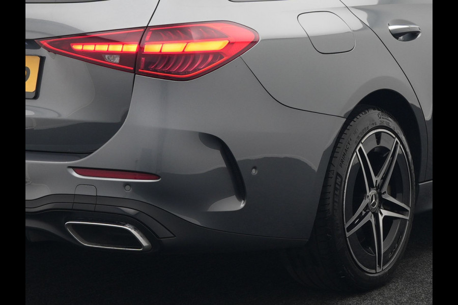 Mercedes-Benz C-Klasse Estate 300 e AMG Night Plug In Hybrid 320pk Dealer O.H. PHEV | Panodak | Trekhaak af Fabriek | Alcantara Sportstoelen Verwarmd | Sfeerverlichting | Navigatie | Apple Carplay | Virtual | Camera | DAB |