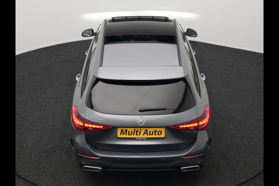 Mercedes-Benz C-Klasse Estate 300 e AMG Night Plug In Hybrid 320pk Dealer O.H. PHEV | Panodak | Trekhaak af Fabriek | Alcantara Sportstoelen Verwarmd | Sfeerverlichting | Navigatie | Apple Carplay | Virtual | Camera | DAB |
