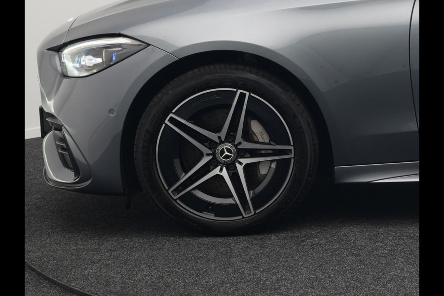 Mercedes-Benz C-Klasse Estate 300 e AMG Night Plug In Hybrid 320pk Dealer O.H. PHEV | Panodak | Trekhaak af Fabriek | Alcantara Sportstoelen Verwarmd | Sfeerverlichting | Navigatie | Apple Carplay | Virtual | Camera | DAB |