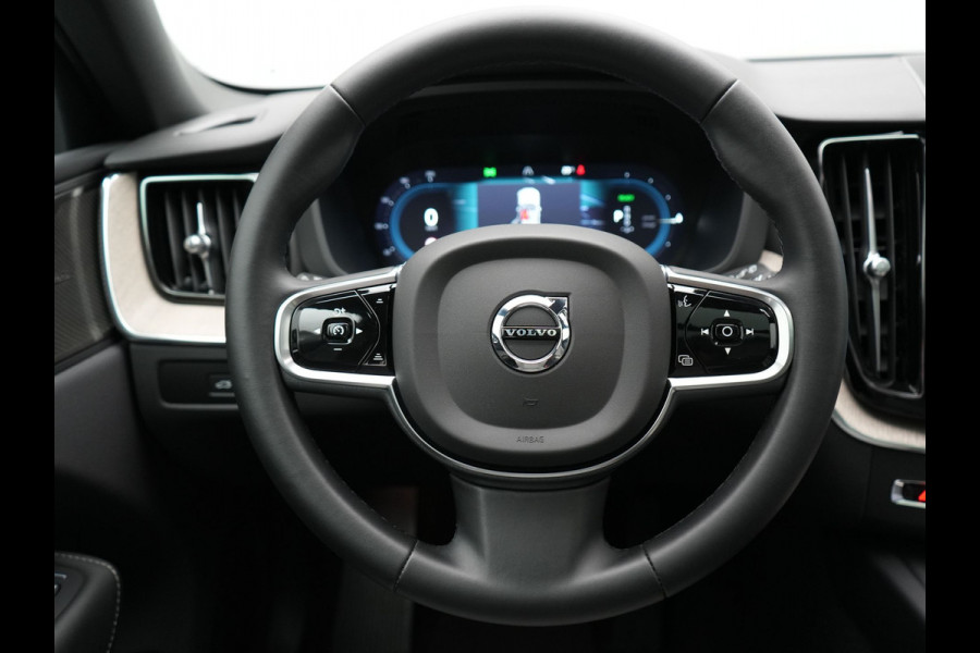 Volvo XC60 T6 AWD Plus Bright Plug In Hybrid Thunder Grey 340pk Long Range PHEV | Panodak | Tailored Wool Sportstoelen Memory | Adaptive Cruise | Google Assistant | Pilot Assist | Harman Kardon | 360 Camera | Stoel & Stuurverwarming |