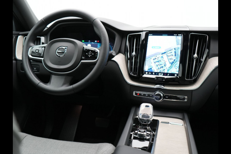Volvo XC60 T6 AWD Plus Bright Plug In Hybrid Thunder Grey 340pk Long Range PHEV | Panodak | Tailored Wool Sportstoelen Memory | Adaptive Cruise | Google Assistant | Pilot Assist | Harman Kardon | 360 Camera | Stoel & Stuurverwarming |