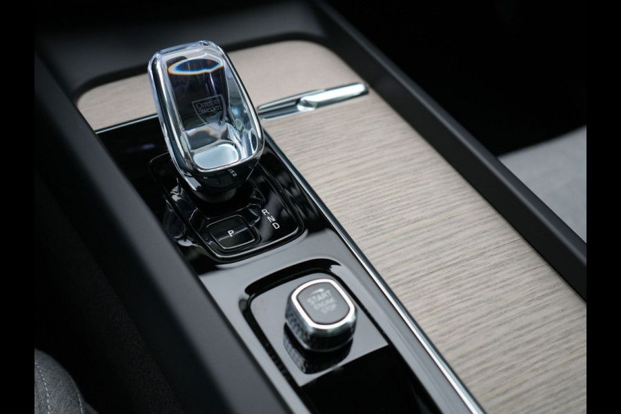 Volvo XC60 T6 AWD Plus Bright Plug In Hybrid Thunder Grey 340pk Long Range PHEV | Panodak | Tailored Wool Sportstoelen Memory | Adaptive Cruise | Google Assistant | Pilot Assist | Harman Kardon | 360 Camera | Stoel & Stuurverwarming |