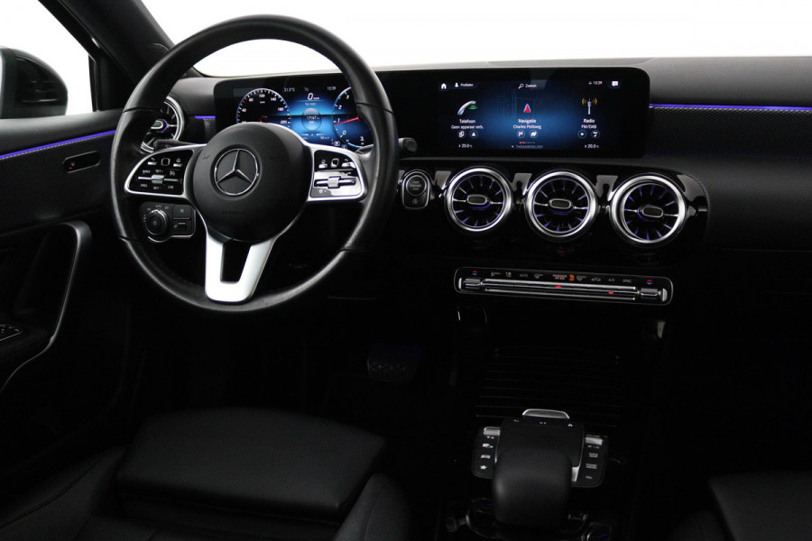 Mercedes-Benz A-Klasse 180 Business Solution Luxury (SFEERVERLICHTING, CAMERA, PANORAMADAK, PDC, 1e EIGENAAR, GOED ONDERHOUDEN)