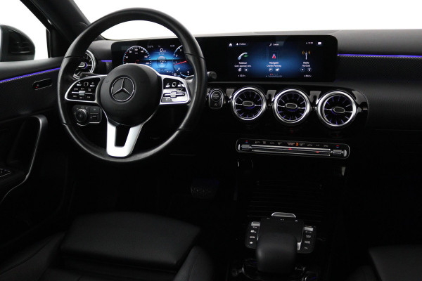 Mercedes-Benz A-Klasse 180 Business Solution Luxury (SFEERVERLICHTING, CAMERA, PANORAMADAK, PDC, 1e EIGENAAR, GOED ONDERHOUDEN)