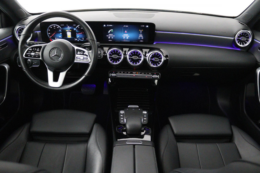 Mercedes-Benz A-Klasse 180 Business Solution Luxury (SFEERVERLICHTING, CAMERA, PANORAMADAK, PDC, 1e EIGENAAR, GOED ONDERHOUDEN)