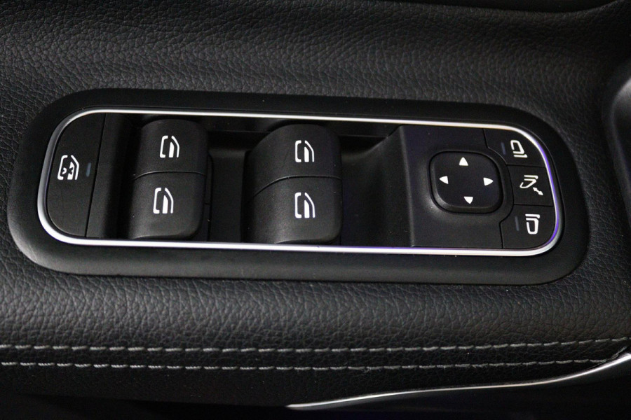Mercedes-Benz A-Klasse 180 Business Solution Luxury (SFEERVERLICHTING, CAMERA, PANORAMADAK, PDC, 1e EIGENAAR, GOED ONDERHOUDEN)