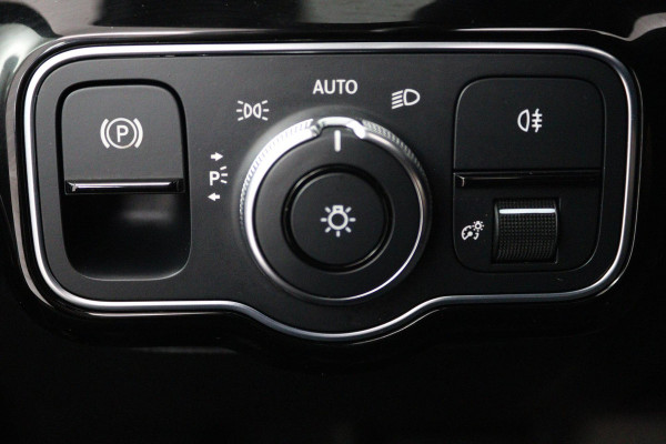 Mercedes-Benz A-Klasse 180 Business Solution Luxury (SFEERVERLICHTING, CAMERA, PANORAMADAK, PDC, 1e EIGENAAR, GOED ONDERHOUDEN)