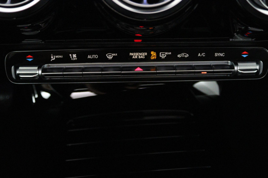 Mercedes-Benz A-Klasse 180 Business Solution Luxury (SFEERVERLICHTING, CAMERA, PANORAMADAK, PDC, 1e EIGENAAR, GOED ONDERHOUDEN)