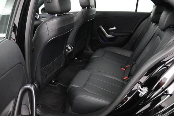 Mercedes-Benz A-Klasse 180 Business Solution Luxury (SFEERVERLICHTING, CAMERA, PANORAMADAK, PDC, 1e EIGENAAR, GOED ONDERHOUDEN)