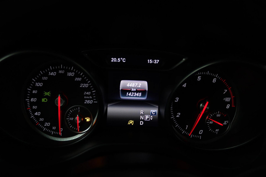 Mercedes-Benz GLA 200 Premium Plus (NAVIGATIE, STOELVERWARMING, CAMERA, PARKEERSENSOREN, LEDER, GOED ONDERHOUDEN)
