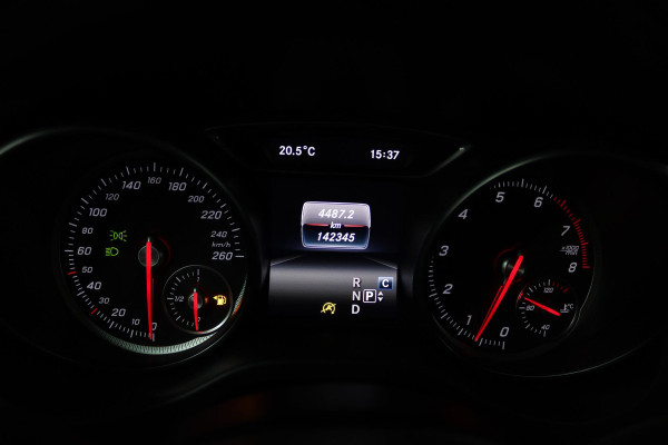 Mercedes-Benz GLA 200 Premium Plus (NAVIGATIE, STOELVERWARMING, CAMERA, PARKEERSENSOREN, LEDER, GOED ONDERHOUDEN)