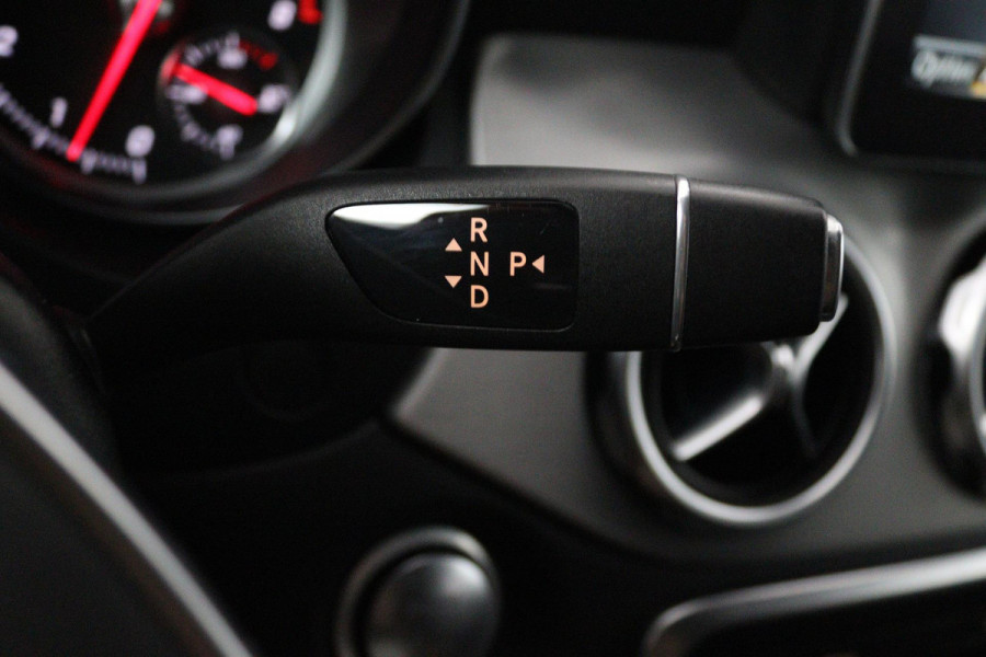 Mercedes-Benz GLA 200 Premium Plus (NAVIGATIE, STOELVERWARMING, CAMERA, PARKEERSENSOREN, LEDER, GOED ONDERHOUDEN)