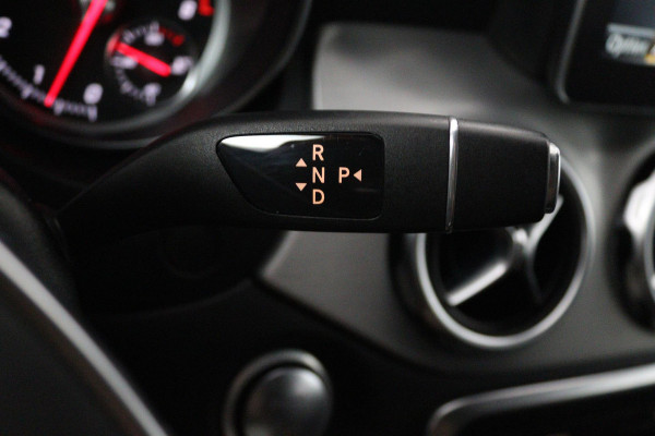 Mercedes-Benz GLA 200 Premium Plus (NAVIGATIE, STOELVERWARMING, CAMERA, PARKEERSENSOREN, LEDER, GOED ONDERHOUDEN)