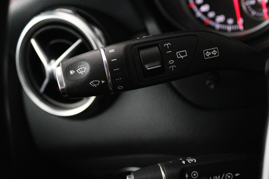 Mercedes-Benz GLA 200 Premium Plus (NAVIGATIE, STOELVERWARMING, CAMERA, PARKEERSENSOREN, LEDER, GOED ONDERHOUDEN)