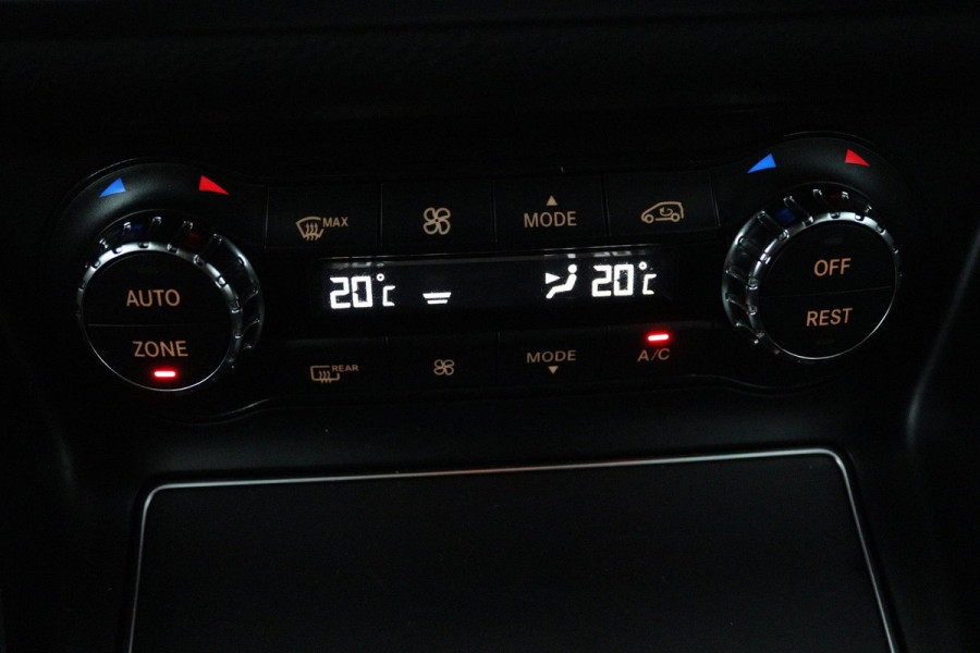 Mercedes-Benz GLA 200 Premium Plus (NAVIGATIE, STOELVERWARMING, CAMERA, PARKEERSENSOREN, LEDER, GOED ONDERHOUDEN)
