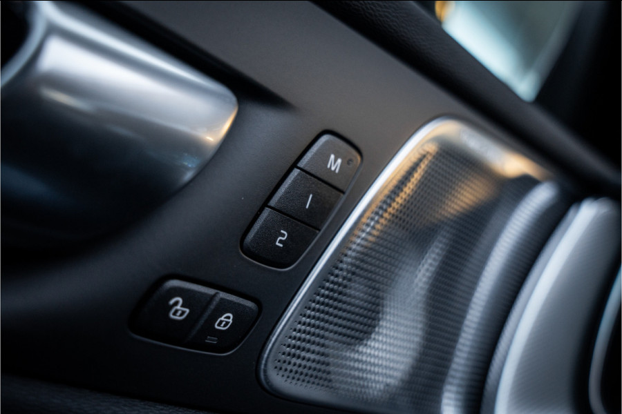 Volvo XC60 2.0 T6 Plug-in hybrid AWD Ultimate Black Edition ** Trekhaak ** Ventilatie ** Panodak ** B&W ** 12-2024!!