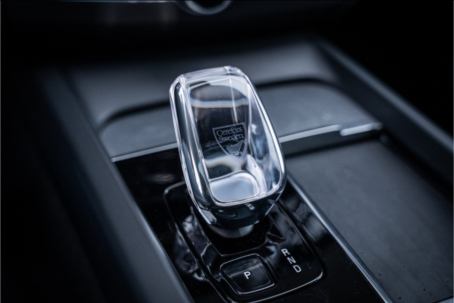 Volvo XC60 2.0 T6 Plug-in hybrid AWD Ultimate Black Edition ** Trekhaak ** Ventilatie ** Panodak ** B&W ** 12-2024!!