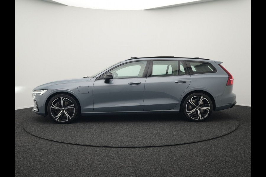 Volvo V60 T8 AWD Plus Dark Plug In Hybrid Thunder Grey 390pk Dealer O.H. Long Range PHEV | Panodak | Lederen Sportstoelen Memory | Pilot Assist | Google Assistant | Adaptive Cruise | Harman Kardon | Camera | Apple Carplay | Stoel & Stuurverwarming |