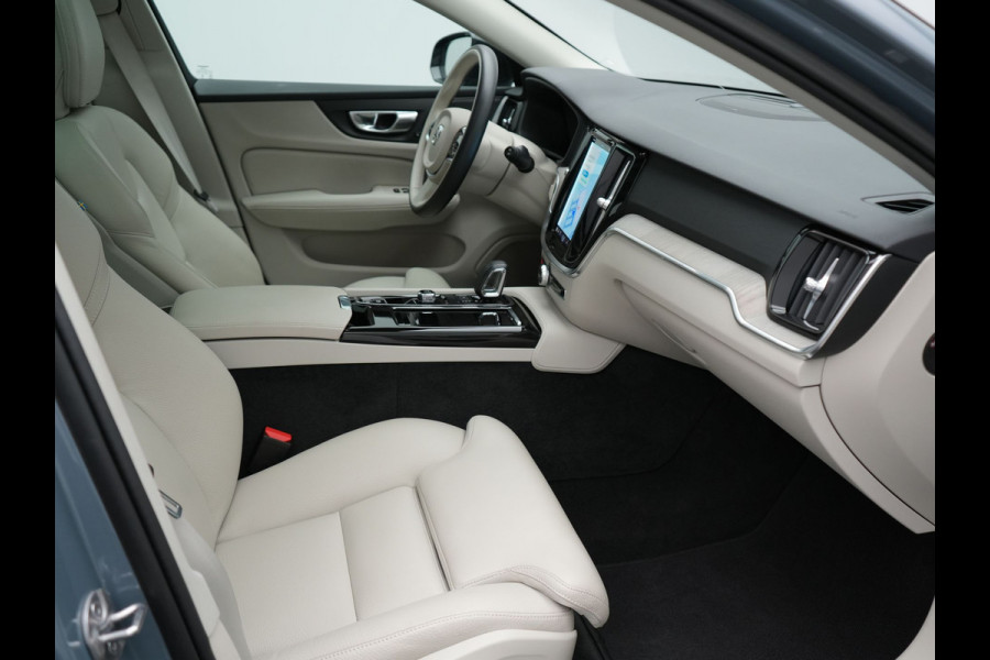 Volvo V60 T8 AWD Plus Dark Plug In Hybrid Thunder Grey 390pk Dealer O.H. Long Range PHEV | Panodak | Lederen Sportstoelen Memory | Pilot Assist | Google Assistant | Adaptive Cruise | Harman Kardon | Camera | Apple Carplay | Stoel & Stuurverwarming |