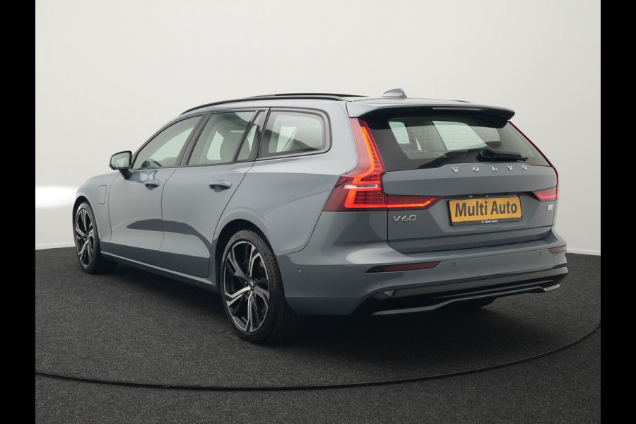 Volvo V60 T8 AWD Plus Dark Plug In Hybrid Thunder Grey 390pk Dealer O.H. Long Range PHEV | Panodak | Lederen Sportstoelen Memory | Pilot Assist | Google Assistant | Adaptive Cruise | Harman Kardon | Camera | Apple Carplay | Stoel & Stuurverwarming |