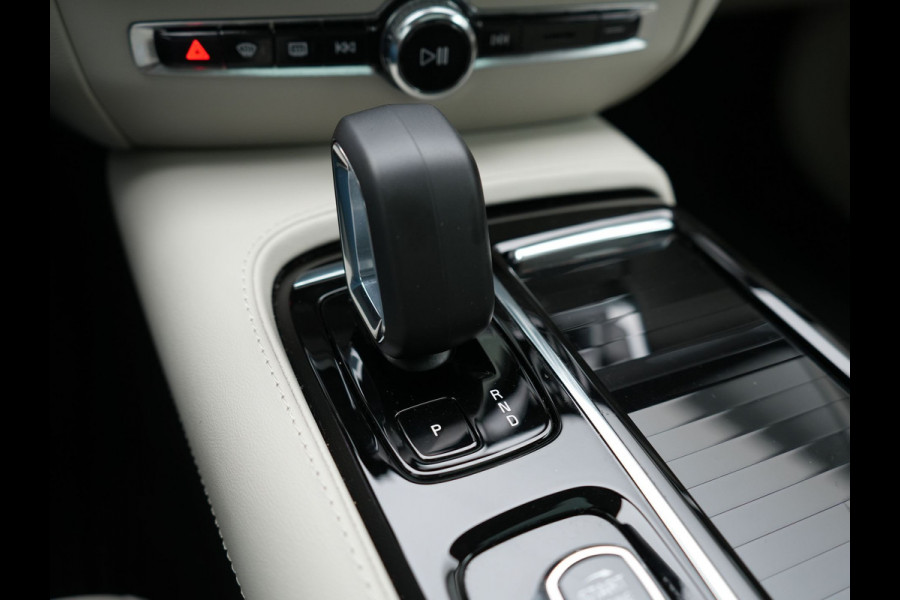 Volvo V60 T8 AWD Plus Dark Plug In Hybrid Thunder Grey 390pk Dealer O.H. Long Range PHEV | Panodak | Lederen Sportstoelen Memory | Pilot Assist | Google Assistant | Adaptive Cruise | Harman Kardon | Camera | Apple Carplay | Stoel & Stuurverwarming |