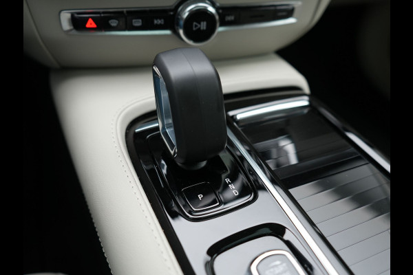 Volvo V60 T8 AWD Plus Dark Plug In Hybrid Thunder Grey 390pk Dealer O.H. Long Range PHEV | Panodak | Lederen Sportstoelen Memory | Pilot Assist | Google Assistant | Adaptive Cruise | Harman Kardon | Camera | Apple Carplay | Stoel & Stuurverwarming |