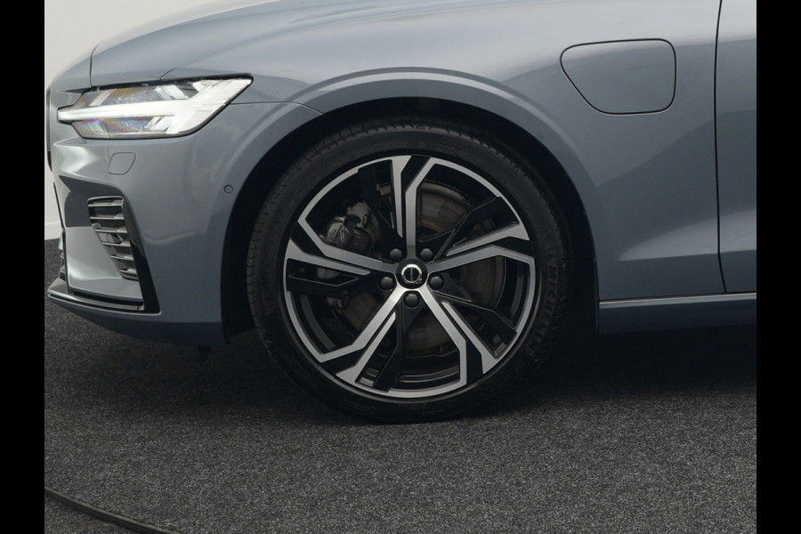 Volvo V60 T8 AWD Plus Dark Plug In Hybrid Thunder Grey 390pk Dealer O.H. Long Range PHEV | Panodak | Lederen Sportstoelen Memory | Pilot Assist | Google Assistant | Adaptive Cruise | Harman Kardon | Camera | Apple Carplay | Stoel & Stuurverwarming |