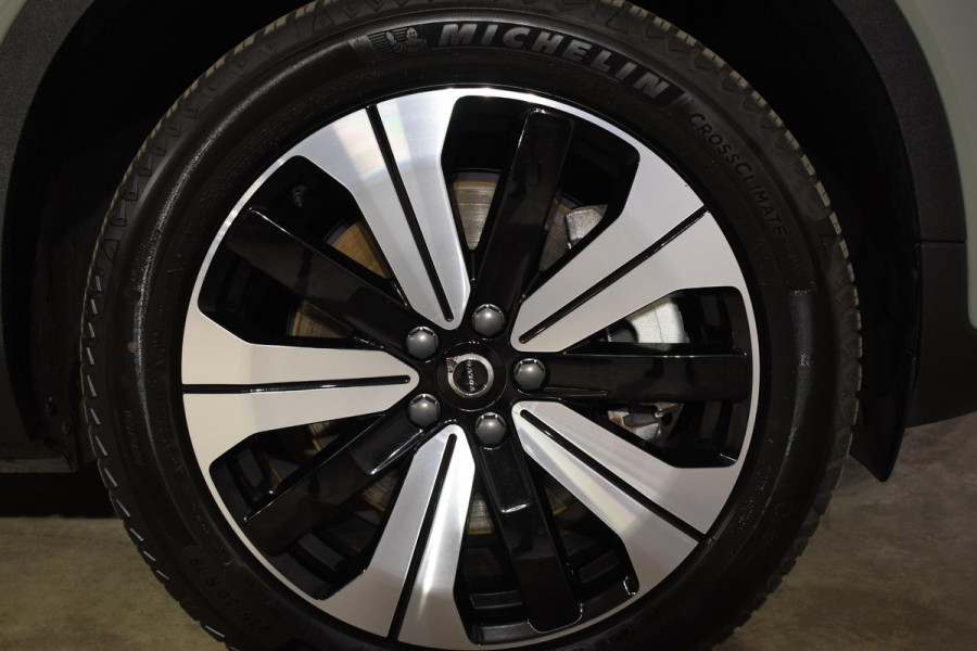 Volvo C40 231PK Single Motor Plus Dark / Navigatie / Camera / Parkeersensoren / Stoelverwarming / Stuurverw. / Adaptieve Cruise Control / LM Velgen /
